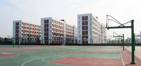 篮球场及男生公寓.jpg