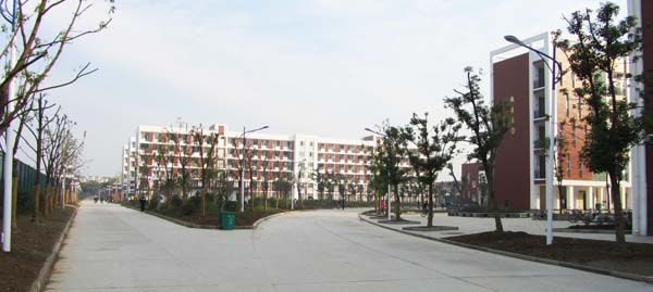 教学区西北道路.jpg